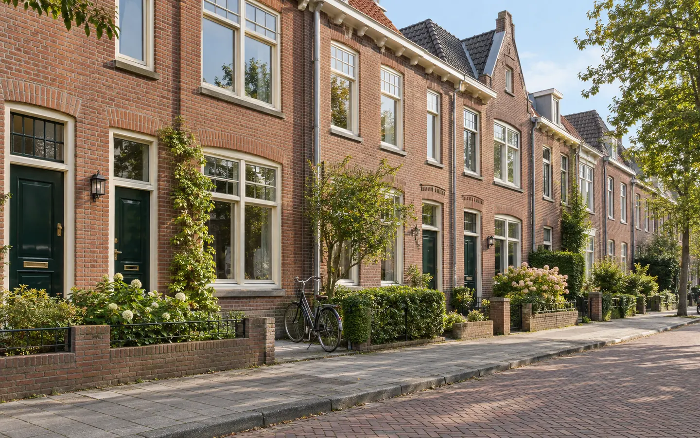 Nederlandse woonstraat met bakstenen rijtjeshuizen