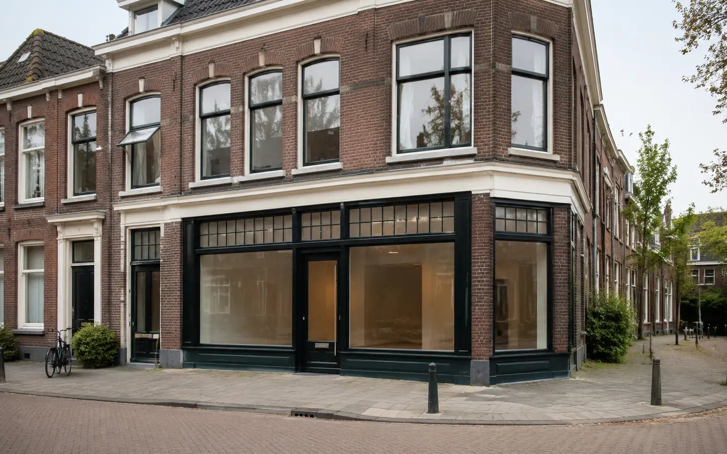 Straatgevel met winkelruimte en woningen op de verdiepingen erboven