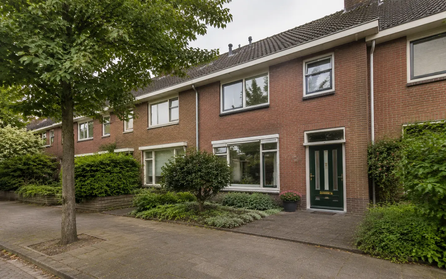 Straat met Nederlandse eengezinswoningen
