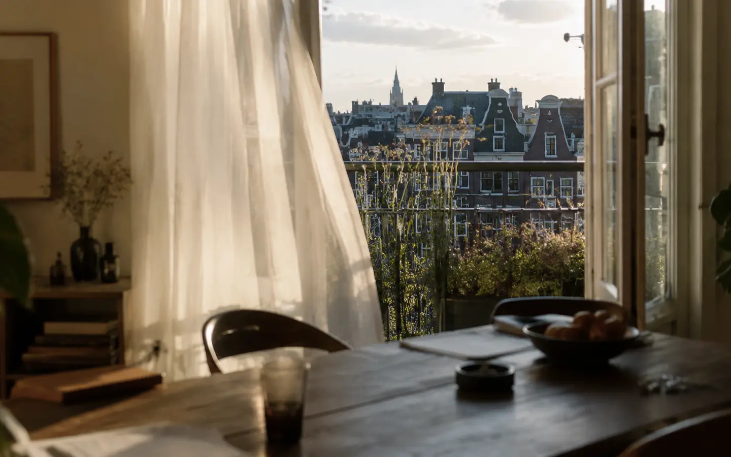 Woonkamer van een verhuurd appartement met uitzicht op straat